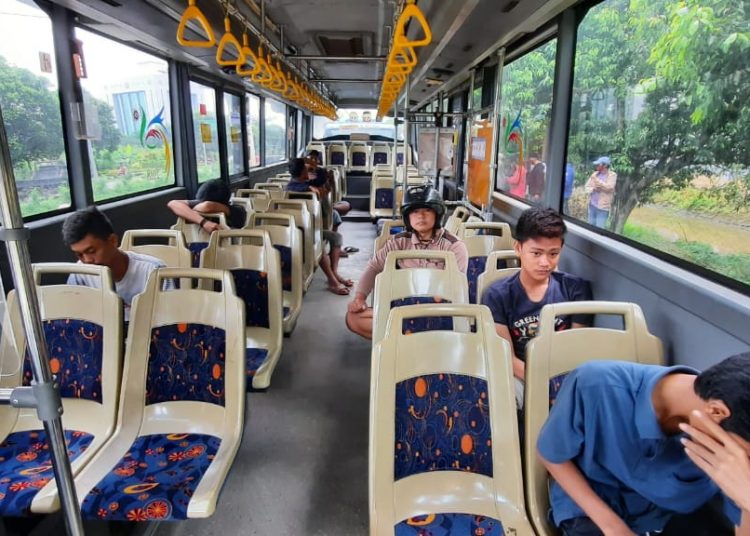 Belasan warga Palembang yang kedapatan tidak mengenakan masker terjaring saat melintas di Jalan Gubernur HA Bastari, Jakabaring, Palembang, Kamis (30/04). (fornews.co/rusli gumay)