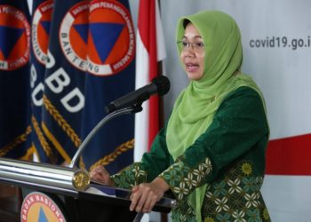 Direktur Utama Rumah Sakit (RS) Jakarta Sukapura – Muhammadiyah Covid-19 Command Center, Dr. Umi Sjadqiah, Sp. KFR, MKM saat memberikan keterangan pers di Graha Badan Nasional Penanggulangan Bencana (BNPB) Jakarta, Sabtu (04/04). (ist)