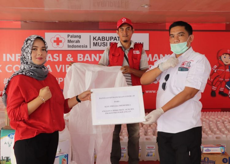 Anggota DPRD Sumsel Susi Imelda Frederika menyerahkan bantuan kepada Posko PMI Muba yang diterima Kepala Markas PMI Muba Ahmad Syaifuddin Zuhri, Senin (06/04). (humas pmi muba)