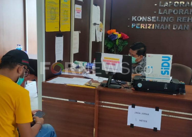 Juan, korban penipuan olshop melaporkan peristiwa yang dialaminya ke SPKT Polrestabes Palembang, Selasa (07/04). (fornews.co/rusli gumay)