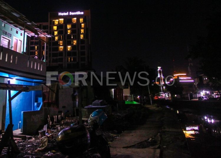 Hotel Santika Palembang menyalakan lampu kamar dengan konfigurasi Love sebagai bentuk dukungan kepada para pejuang Corona. (matakamera/fornews.co/mushaful imam)