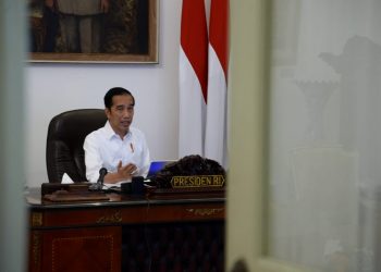Presiden Joko Widodo melakukan rapat melalui telekonferensi di Istana Merdeka, Jakarta, Senin (13/04). (fornews.co/biro pers setneg-lukas)