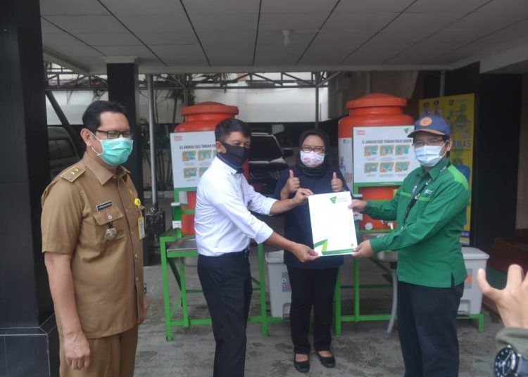 Pimpinan Cabang Dompet Dhuafa Sumsel Kusworo Nursidik menyerahkan dokumen serah terima bantuan kepada Direktur Utama RSMH Palembang dr Bambang Eko Sunaryanto disaksikan Kepala Dinas Kesehatan Provinsi Sumsel Lesty Nuraini di halaman kantor Dinkes Sumsel, Selasa (14/04). (fornews.co/ist)