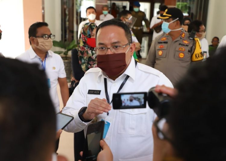 Bupati Muba Dodi Reza Alex usai memimpin rapat besar Gugus Tugas Penanganan COVID-19 Kabupaten Muba, Selasa (14/04). (fornews.co/humas pemkab muba)