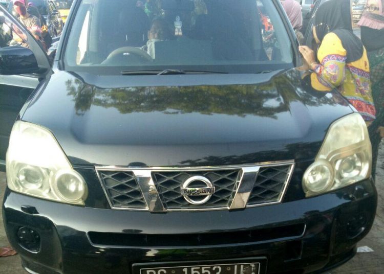 Warga berkerumun menyaksikan seorang warga yang meninggal dunia di dalam mobil di Pasar Sekip Palembang, Kamis (16/04). (fornews.co/ist)