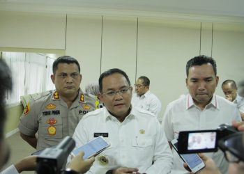 Bupati Muba Dodi Reza Alex didampingi Wakil Bupati Beni Hernedi dan Kapolres Muba AKBP Yudhi Surya Markus Pinemmemberikan keterangan kepada wartawan, Jumat (17/04). (fornews.co/humas pemkab muba)
