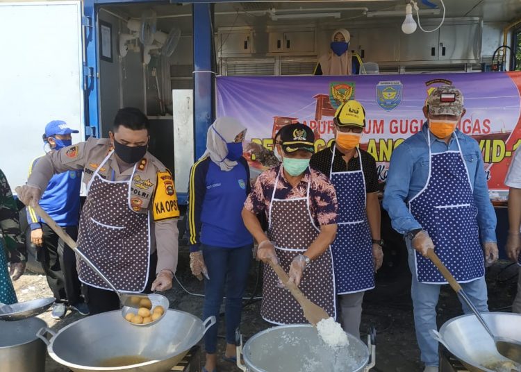 Bupati OKU Selatan Popo Ali Martopo (dua dari kanan) dan Forkompida memasak bersama di dapur umum Gugus Tugas Penanggulangan COVID-19 Kabupaten OKU Selatan. (fornews.co/budi)