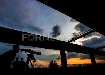 Petugas melakukan pemantauan hilal Ramadan 1441 H. (matakamera/fornews.co/mushaful imam)