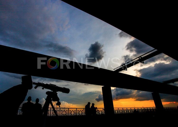 Petugas melakukan pemantauan hilal Ramadan 1441 H. (matakamera/fornews.co/mushaful imam)