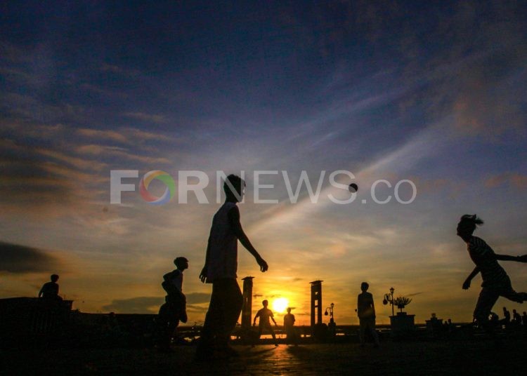 Sebagian remaja memanfaatkan pelataran BKB yang sepi untuk bermain bola di pagi pertama Ramadan 1441 H. (matakamera/fornews.co/mushaful imam)