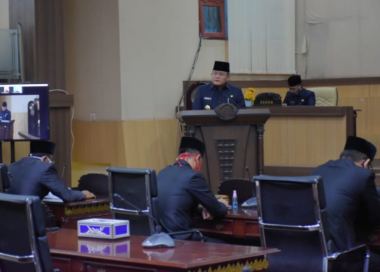 Bupati Muba Dodi Reza Alex saat menghadiri rapat paripurna DPRD Muba, Rabu (29/04). (fornews.co/humas pemkab muba)