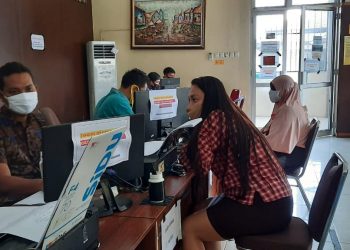 Korban Angie saat melapor ke SPKT Polrestabes Palembang. Foto: Fornews.co/Rusli