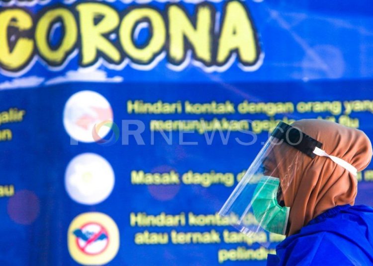 Petugas memakai APD berjaga di Posko Pantau Terminal Alang Alang Lebar. (matakamera/fornews.co/mushaful imam)