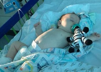 Bayi 11 minggu di Leicester saat dirawat akibat positif COVID-19. Foto: Fornews.co/Istimewa Facebook