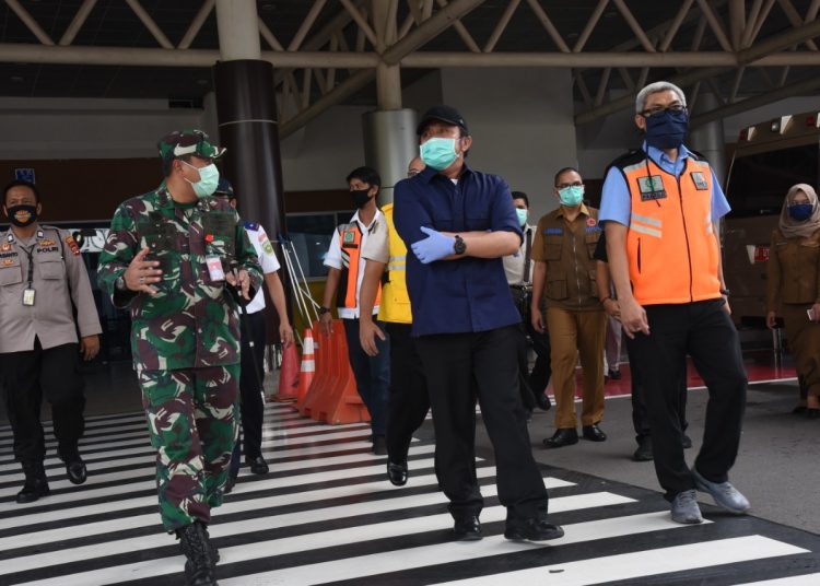 Gubernur Sumsel, Herman Deru saat meninjau langsung Bandara SMB II Palembang. Foto: Fornews.co/Istimewa