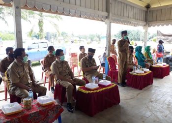 Wakil Bupati OKI saat menyerahkan bantuan sembako di desa Panca Tunggal Benawa yang melakukan isolasi mandiri, Selasa (21/04). (foto : IST / Diskominfo OKI)