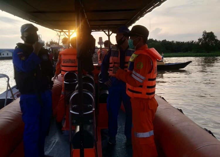 tim Basarnas Palembang saat melakukan pencarian korban. Foto: Fornews.co/Istimewa