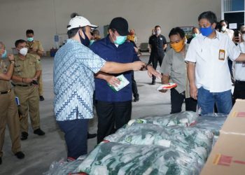 Gubernur Sumsel, Herman Deru memeriksa stok pangan di gudang Bulog Divre Sumsel, Selasa (14/4) (fornews.co/humas pemprov sumsel)