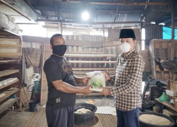 Ketua Fraksi PAN DPRD Palembang, Ruspanda Karibullah, saat menyerahkan bantuan sembako kepada warga di Kelurahan Kalidoni yang membutuhkan, Senin (13/4) (fornews.co/ist)