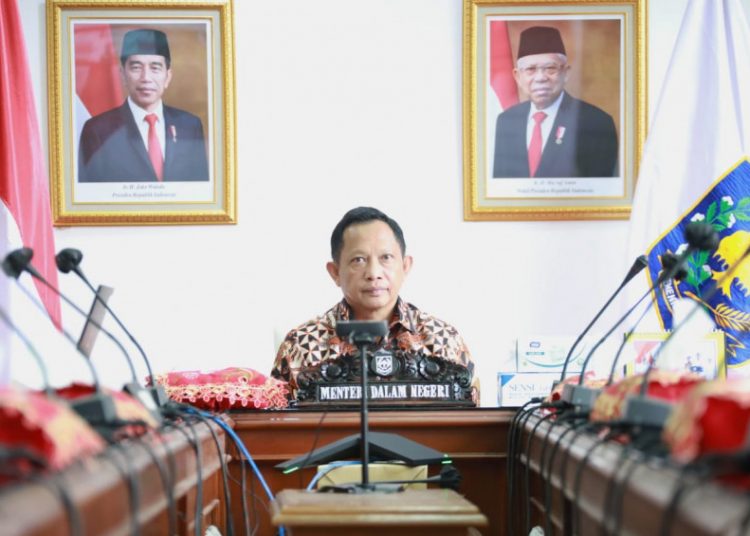 Mendagri, Tito Karnavian saat mengikuti Musrenbangnas dilakukan secara virtual, Kamis (30/04). (IST)