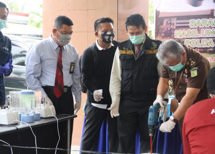 Dirnarkoba Polda Sumsel, Kombes Pol Heri Istu Hariyono saat melakukan pemusnahan narkoba. foto: Fornews.co/Istimewa