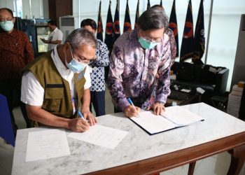 Prosesi penandatanganan bantuan dari Korea Selatan kepada Pemerintah Indonesia dalam penanganan COVID-19, Sabtu (25/04). (fornews.co/humas bnpb)