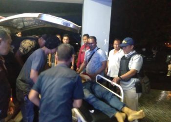 Jenazah pelaku saat dievakuasi di RSUD Kayuagung, Kamis (02/04) malam. (IST)