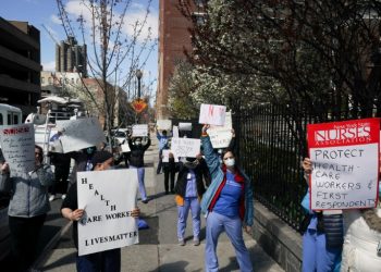 Perawat Montefiore Medical Center melakukan demonstrasi meminta masker N95 dan APD lainnya untuk menangani pandemi virus coronavirus (Covid-19) pada 1 April 2020 di New York. (afp/bryan r smith)