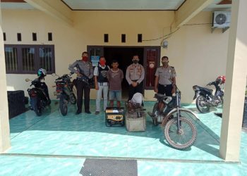Tersangka Widodo (tengah) saat diamankan di Mako Polsubsektor  Teluk Gelam, Kabupaten Ogan Komering Ilir (OKI), Senin (20/04). (IST)