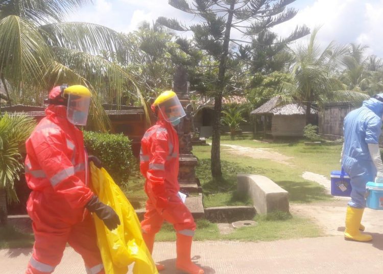 Petugas saat melakukan penyisiran untuk mencari kontak terhadap pasien positif Covid-19 asal Kabupaten OKI. (IST)