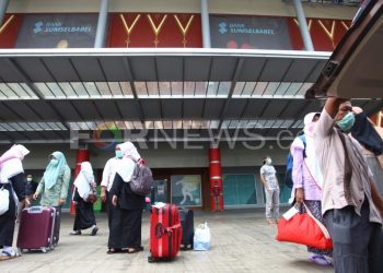 Para santriwati dijemput keluarga setelah diperbolehkan pulang setelah menjalani rapid test COVID-19, Senin (13/04). (matakamera/fornews.co/mushaful imam)