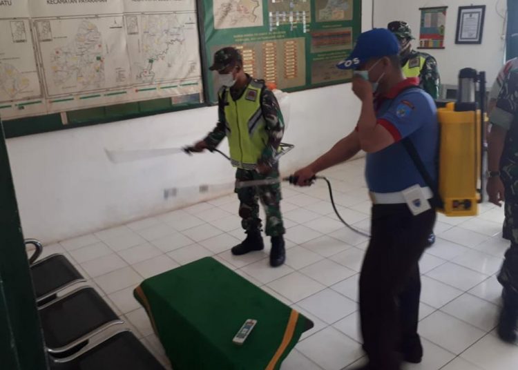 Penyemprotan cairan disinfektan oleh personel dari Polsek Tanjung Batu dan Koramil 402-06/Tanjung Batu. (IST)