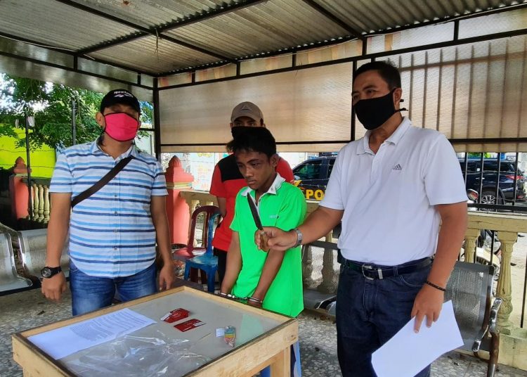 Pelaku Syainuddin saat diamankan di Polsek Plaju Palembang. Foto: Fornews.co/Rusli