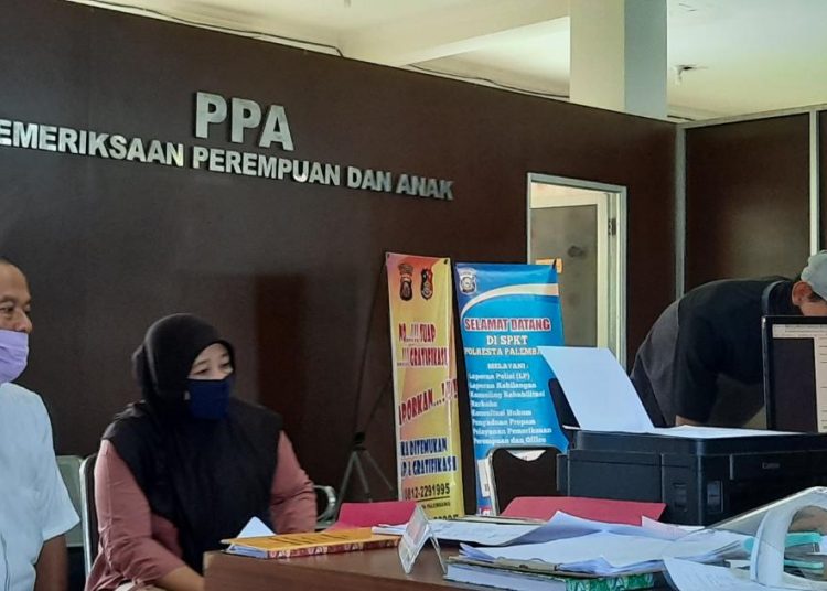 Korban Untung saat melaporkan dugaan penipuan ke  SPKT Polrestabes Palembang