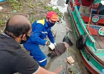 Petugas mengevakuasi mayat Rangga Wijaya, Sabtu (09/05), remaja yang terjun ke Sungai Ogan karena menghindari tawuran pada Jumat (08/05) pagi di atas Jembatan Ogan. (fornews.co/rusli gumay)