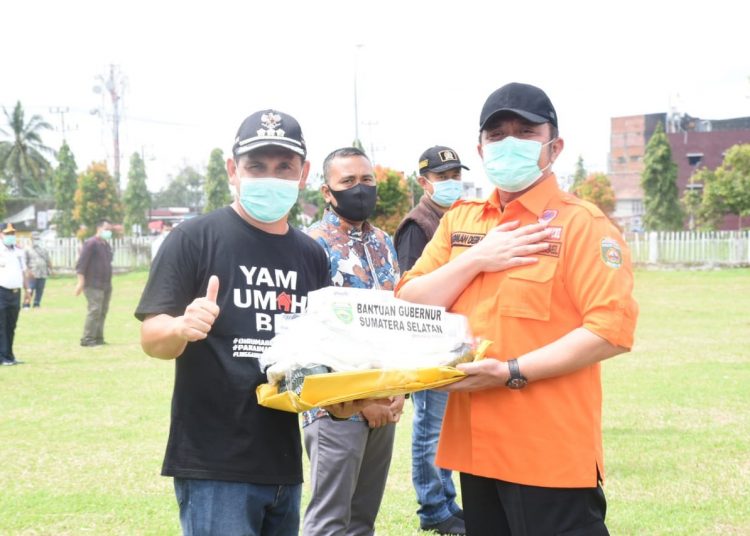 Gubernur Sumsel, Herman Deru saat memberikan bantuan disela kunjungan ke Kota Lubuklinggau. Foto: Istimewa