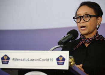 Menteri Luar Negeri Retno Marsudi memberikan keterangan di Media Center Gugus Tugas Percepatan Penanganan COVID-19, Graha Badan Nasional Penanggulangan Bencana (BNPB), Jakarta, Senin (11/05). (fornews.co/humas bnpb)