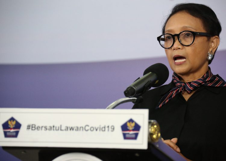 Menteri Luar Negeri Retno Marsudi memberikan keterangan di Media Center Gugus Tugas Percepatan Penanganan COVID-19, Graha Badan Nasional Penanggulangan Bencana (BNPB), Jakarta, Senin (11/05). (fornews.co/humas bnpb)