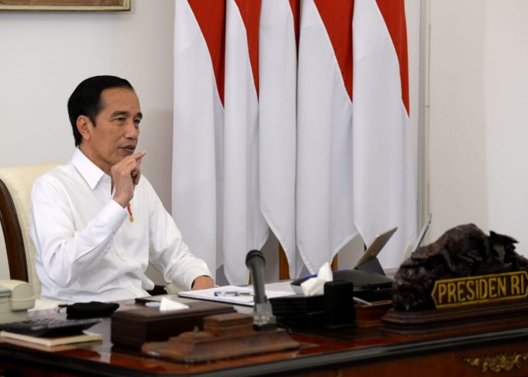 Presiden Joko Widodo memimpin rapat terbatas melalui telekonferensi dari Istana Merdeka, Jakarta, untuk membahas penanganan pandemi COVID-19, Senin (18/05). (fornews.co/biro pers setpres/lukas)