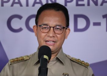 Gubernur DKI Jakarta Anies Baswedan saat konferensi pers di Graha BNPB, Jakarta, Senin (25/05). (fornews.co/humas bnpb)