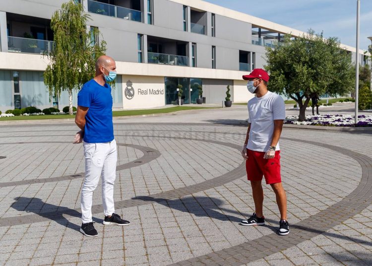 Pelatih Real Madrid, Zinadine Zidane saat berbincang dengan salah satu pemain. (foto : realmadrid.com)