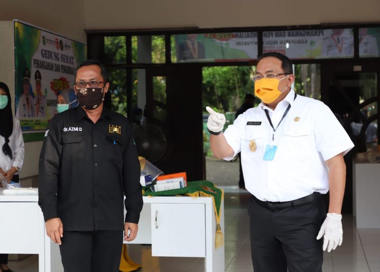 Bupati Muba, Dodi Reza Alex, bersama Kepala Dinas Kesehatan Muba dr Azmi D, beberapa waktu lalu. (fornews.co/humas pemkab muba)
