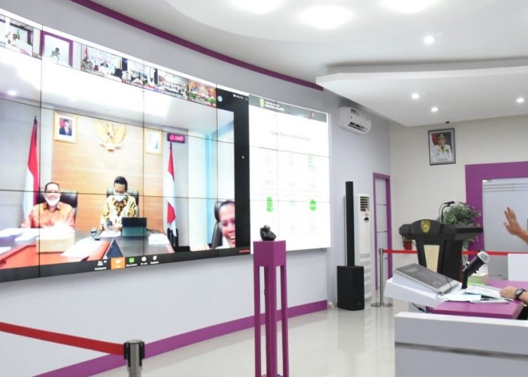Gubernur Sumsel, Herman Deru saat berbicara pada rakor via video conference bersama Pimpinan KPK RI, di Command Centre Kantor Gubernur Sumsel, Rabu (6/5). (fornews.co/humas pemprov sumsel)