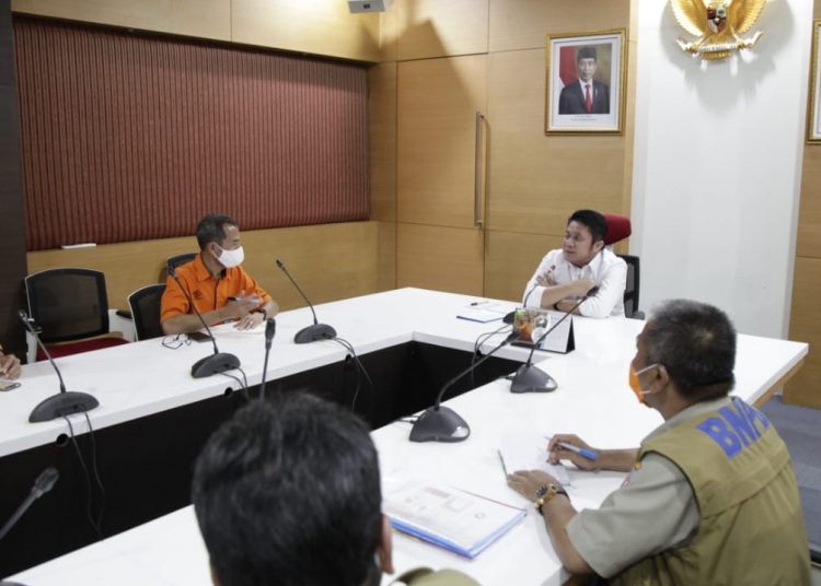 Gubernur Sumsel Herman Deru, saat menerima Kepala Regional III PT Pos Indonesia (Persero), Nyoman Sudanta, di Ruang Rapat Gubernur, Selasa (5/5). (fornews.co/humas pemprov sumsel)

 