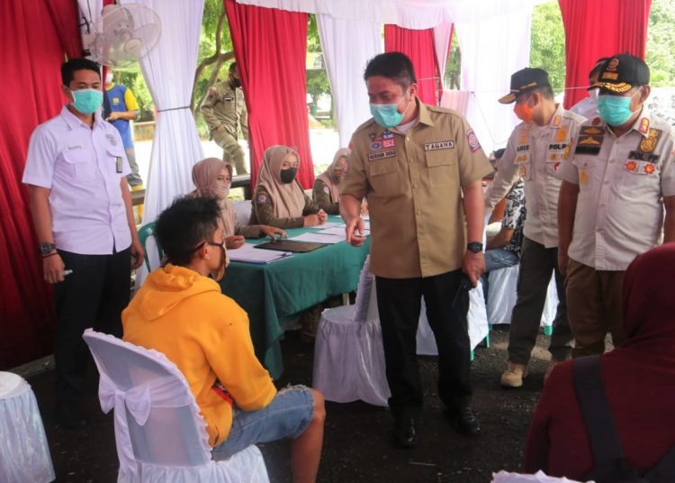 Gubernur Sumsel, Herman Deru, berbicara kepada warga yang melanggar aturan PSBB di Posko Gugus Tugas COVID-19 Palembang, Rabu (27/5). (fornews.co/humas pemprov sumsel)