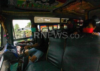 Sopir dan penumpang bus AKDP taat Protokol Kesehatan Pencegahan COVID-19 dengan mengenakan masker dan menerapkan jarak duduk. (matakamera/fornews.co/mushaful imam)