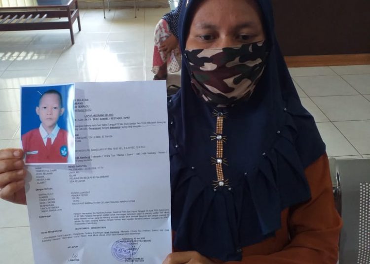 Lismayani usai melaporkan anaknya Rendy Saputra yang tak kembali ke rumah sejak Kamis (30/04) ke SPKT Polrestabes Palembang, Sabtu (02/05). (fornews.co/rusli gumay)