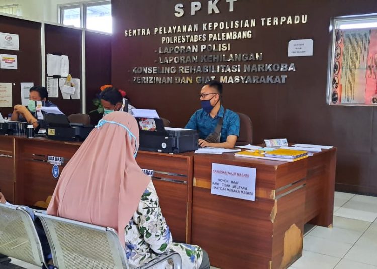 Dua orang korban penipuan yang dijanjikan bekerja di RS Bunda Palembang melapor ke SPKT Polrestabes Palembang, Minggu (03/05). (fornews.co/rusli gumay)