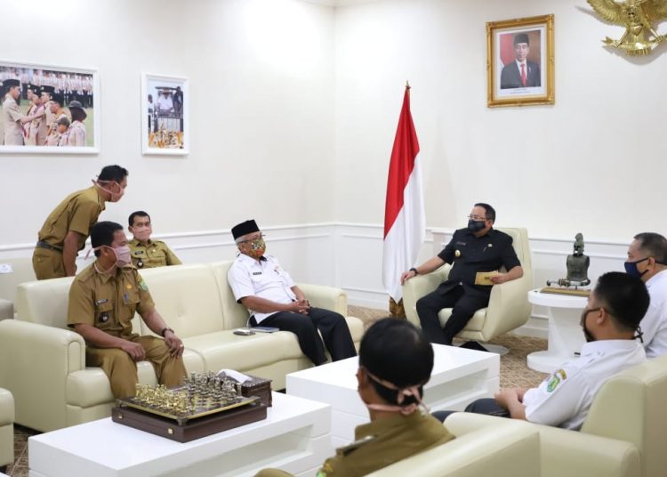 Bupati Muba Dodi Reza Alex menerima perwakilan Kades dari tiga kecamatan di ruang audiensi Bupati Muba, Senin (04/05). (fornews.co/humas pemkab muba)