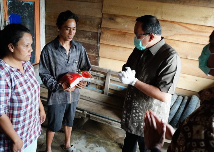 Bupati Muba Dodi Reza Alex saat menyerahkan bantuan bahan pokok kepada warganya yang terdampak COVID-19 baru-baru ini. (fornews.co/humas pemkab muba)